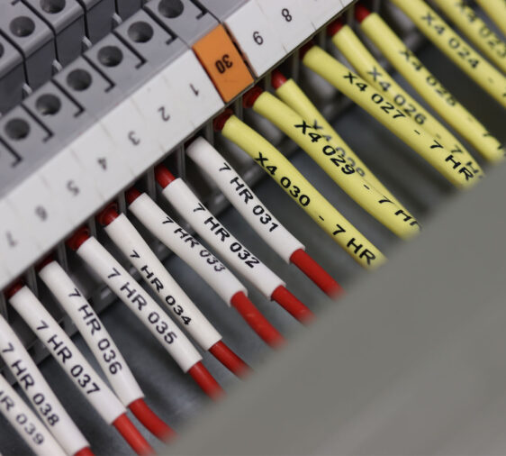 Een aantal bedrukbare krimpkousen om draden bevestigd voor duidelijke codering