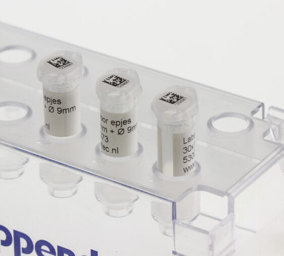 Laboratoriumlabels met datamatrixcode geplakt op Eppendorf tubes in een houder
