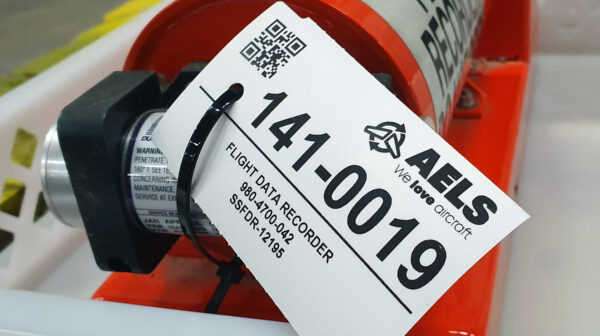 Industriële tag met identificatiegegevens zoals een QR-code bevestigd aan een zwarte doos voor gebruik in een vliegtuig